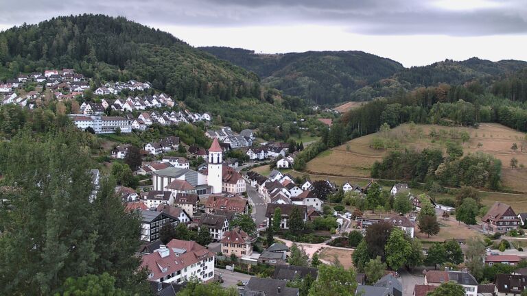Dieses Bild zeigt eine Webcam-Aufnahme von Ottenhöfen, aufgenommen am Mittwoch, den 19.08.2026 um 08:10 Uhr