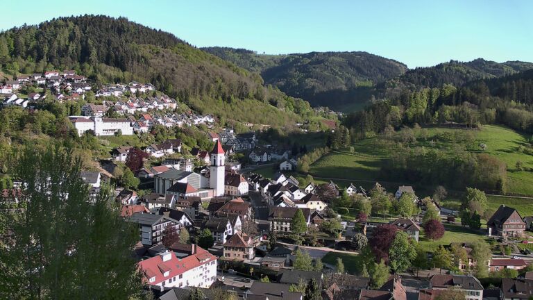 Dieses Bild zeigt eine Webcam-Aufnahme von Ottenhöfen, aufgenommen am Sonntag, den 26.04.2026 um 19:00 Uhr
