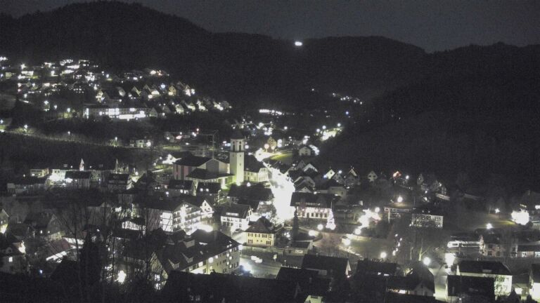 Dieses Bild zeigt eine Webcam-Aufnahme von Ottenhöfen, aufgenommen am Freitag, den 19.12.2025 um 17:30 Uhr