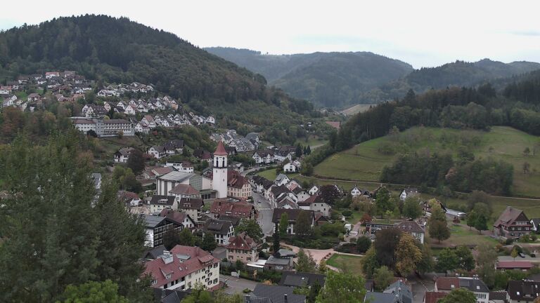 Dieses Bild zeigt eine Webcam-Aufnahme von Ottenhöfen, aufgenommen am Sonntag, den 04.10.2026 um 18:30 Uhr