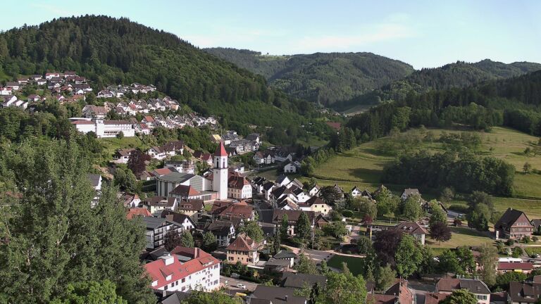 Dieses Bild zeigt eine Webcam-Aufnahme von Ottenhöfen, aufgenommen am Samstag, den 30.05.2026 um 19:00 Uhr