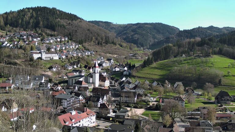 Dieses Bild zeigt eine Webcam-Aufnahme von Ottenhöfen, aufgenommen am Dienstag, den 07.04.2026 um 17:10 Uhr