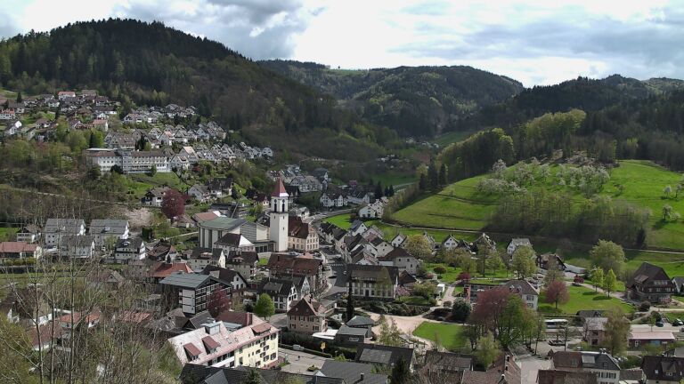 Dieses Bild zeigt eine Webcam-Aufnahme von Ottenhöfen, aufgenommen am Donnerstag, den 16.04.2026 um 15:10 Uhr