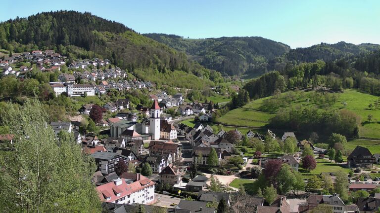 Dieses Bild zeigt eine Webcam-Aufnahme von Ottenhöfen, aufgenommen am Sonntag, den 26.04.2026 um 16:30 Uhr