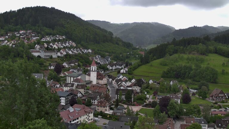 Dieses Bild zeigt eine Webcam-Aufnahme von Ottenhöfen, aufgenommen am Freitag, den 15.05.2026 um 13:30 Uhr