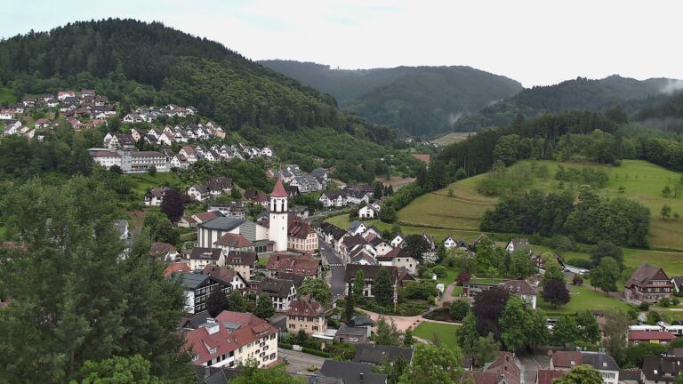 Dieses Bild zeigt eine Webcam-Aufnahme von Ottenhöfen, aufgenommen am Montag, den 08.06.2026 um 20:30 Uhr