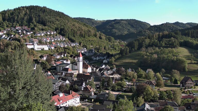 Dieses Bild zeigt eine Webcam-Aufnahme von Ottenhöfen, aufgenommen am Montag, den 14.09.2026 um 18:00 Uhr