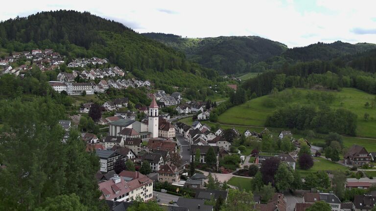 Dieses Bild zeigt eine Webcam-Aufnahme von Ottenhöfen, aufgenommen am Dienstag, den 12.05.2026 um 17:20 Uhr