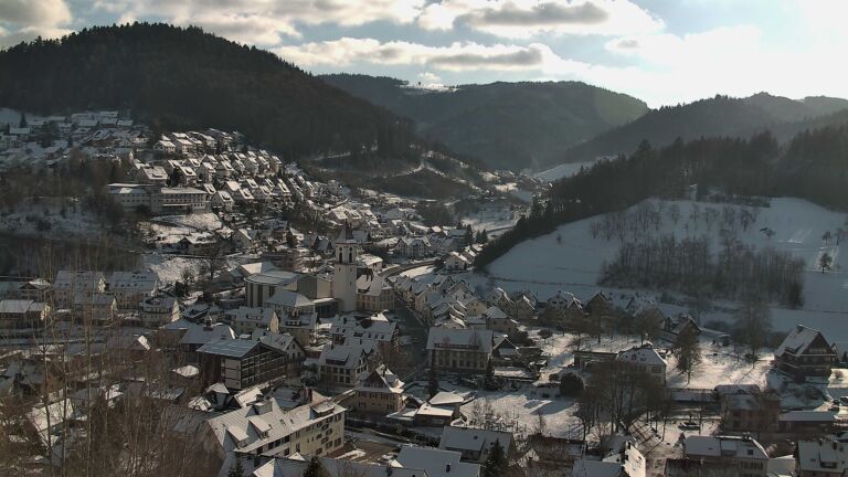 Dieses Bild zeigt eine Webcam-Aufnahme von Ottenhöfen, aufgenommen am Montag, den 05.01.2026 um 13:30 Uhr