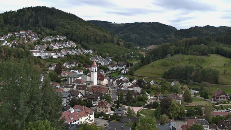 Dieses Bild zeigt eine Webcam-Aufnahme von Ottenhöfen, aufgenommen am Freitag, den 18.09.2026 um 17:20 Uhr