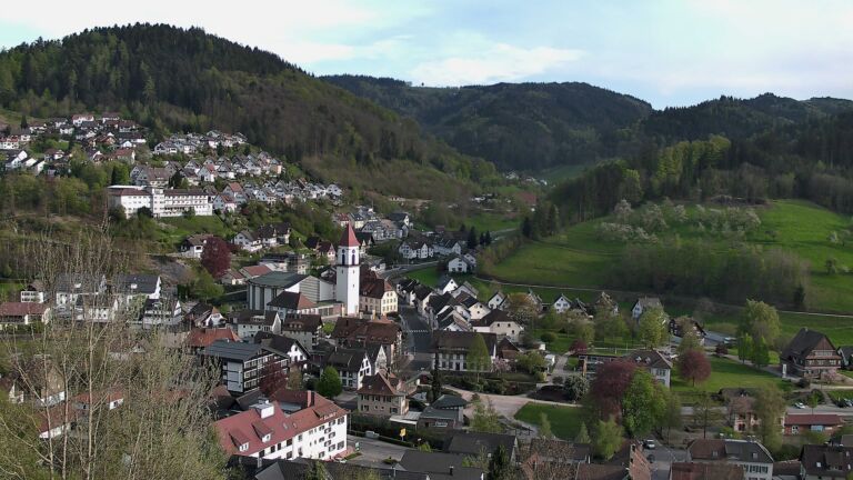 Dieses Bild zeigt eine Webcam-Aufnahme von Ottenhöfen, aufgenommen am Samstag, den 18.04.2026 um 18:30 Uhr