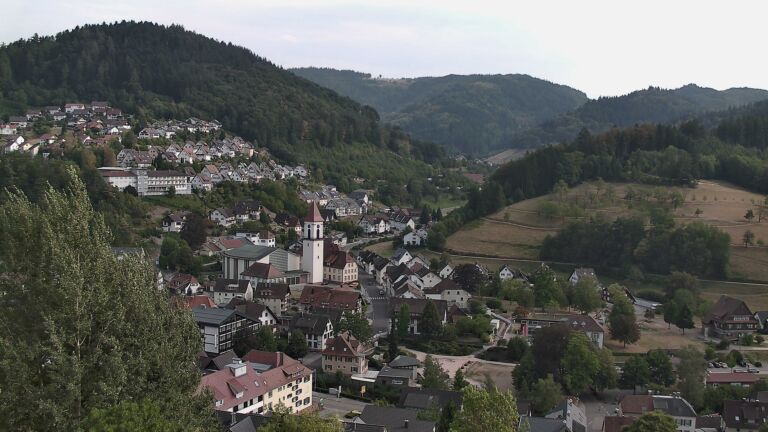 Dieses Bild zeigt eine Webcam-Aufnahme von Ottenhöfen, aufgenommen am Sonntag, den 16.08.2026 um 17:00 Uhr