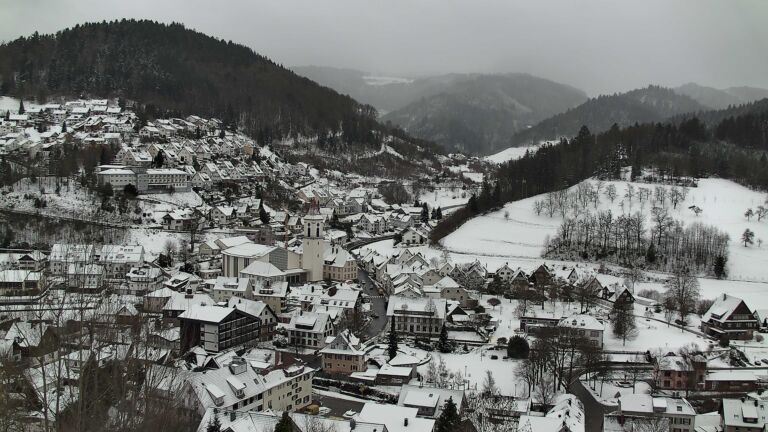 Dieses Bild zeigt eine Webcam-Aufnahme von Ottenhöfen, aufgenommen am Donnerstag, den 08.01.2026 um 11:30 Uhr