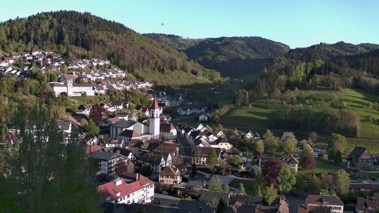 Dieses Bild zeigt eine Webcam-Aufnahme von Ottenhöfen, aufgenommen am Samstag, den 25.04.2026 um 19:30 Uhr