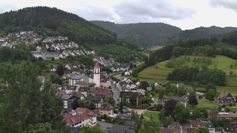 Dieses Bild zeigt eine Webcam-Aufnahme von Ottenhöfen, aufgenommen am Donnerstag, den 04.06.2026 um 18:00 Uhr