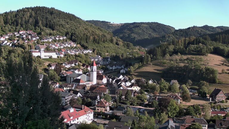 Dieses Bild zeigt eine Webcam-Aufnahme von Ottenhöfen, aufgenommen am Donnerstag, den 13.08.2026 um 19:10 Uhr