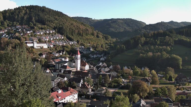 Dieses Bild zeigt eine Webcam-Aufnahme von Ottenhöfen, aufgenommen am Montag, den 05.10.2026 um 17:30 Uhr