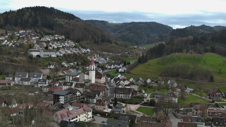 Dieses Bild zeigt eine Webcam-Aufnahme von Ottenhöfen, aufgenommen am Sonntag, den 05.04.2026 um 16:30 Uhr