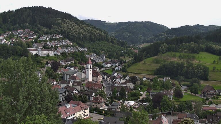 Dieses Bild zeigt eine Webcam-Aufnahme von Ottenhöfen, aufgenommen am Sonntag, den 21.06.2026 um 17:40 Uhr