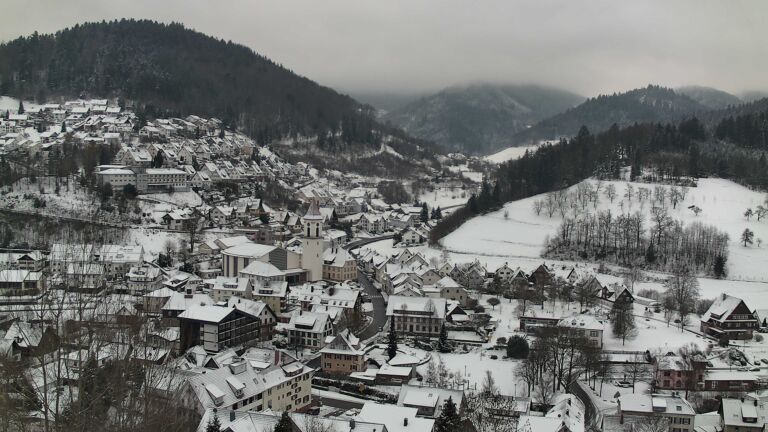 Dieses Bild zeigt eine Webcam-Aufnahme von Ottenhöfen, aufgenommen am Dienstag, den 06.01.2026 um 10:20 Uhr