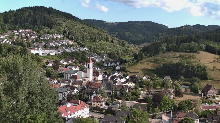Dieses Bild zeigt eine Webcam-Aufnahme von Ottenhöfen, aufgenommen am Montag, den 27.07.2026 um 19:00 Uhr