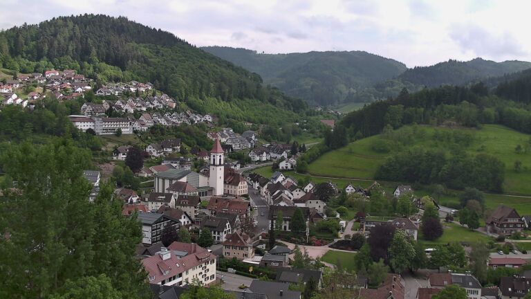Dieses Bild zeigt eine Webcam-Aufnahme von Ottenhöfen, aufgenommen am Donnerstag, den 07.05.2026 um 17:20 Uhr