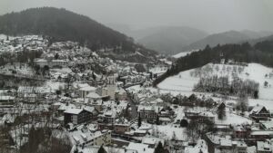 Dieses Bild zeigt eine Webcam-Aufnahme von Ottenhöfen, aufgenommen am Donnerstag, den 08.01.2026 um 11:50 Uhr