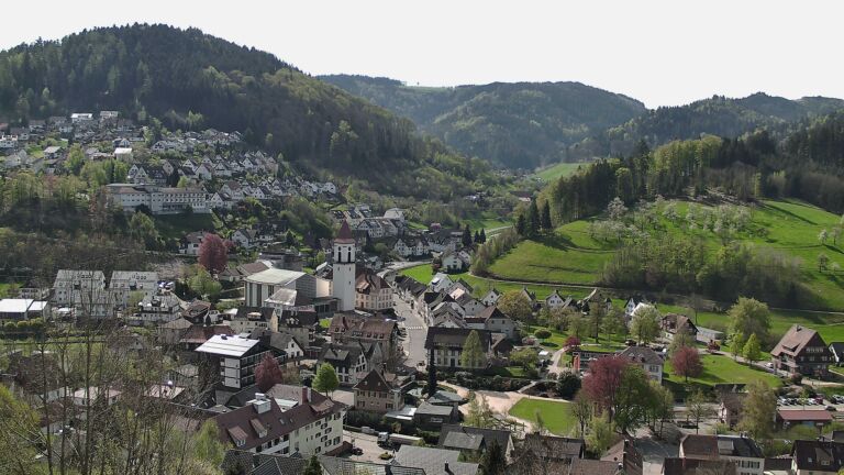 Dieses Bild zeigt eine Webcam-Aufnahme von Ottenhöfen, aufgenommen am Freitag, den 17.04.2026 um 11:10 Uhr