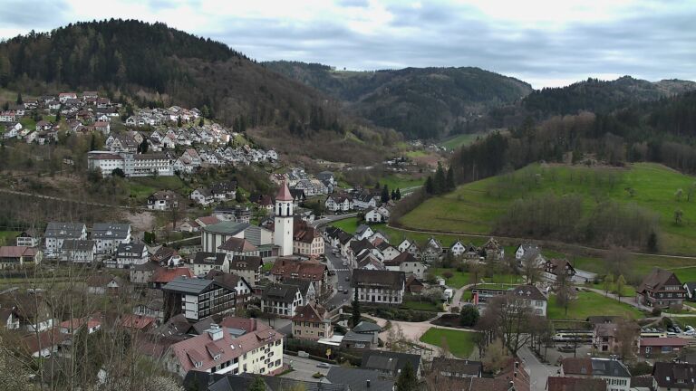 Dieses Bild zeigt eine Webcam-Aufnahme von Ottenhöfen, aufgenommen am Sonntag, den 05.04.2026 um 16:10 Uhr