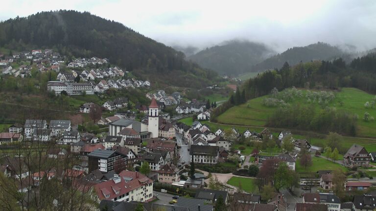 Dieses Bild zeigt eine Webcam-Aufnahme von Ottenhöfen, aufgenommen am Sonntag, den 12.04.2026 um 17:40 Uhr