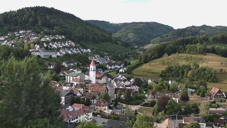 Dieses Bild zeigt eine Webcam-Aufnahme von Ottenhöfen, aufgenommen am Freitag, den 17.07.2026 um 07:00 Uhr