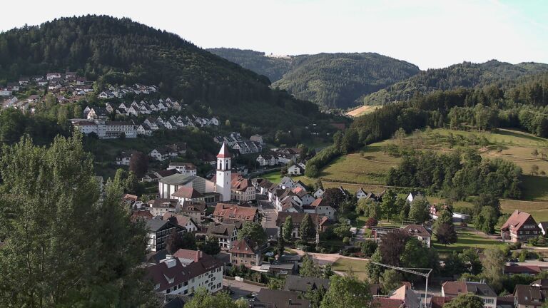 Dieses Bild zeigt eine Webcam-Aufnahme von Ottenhöfen, aufgenommen am Montag, den 06.07.2026 um 08:10 Uhr