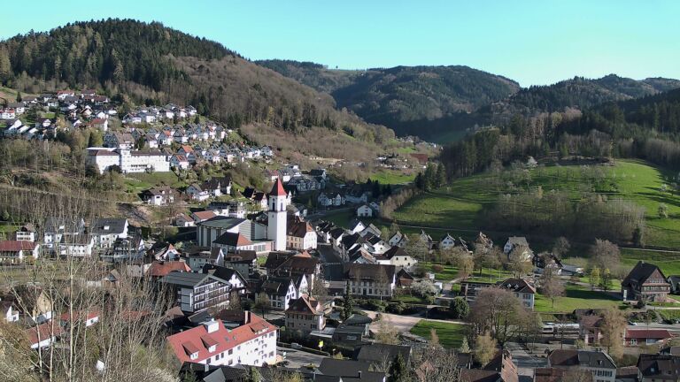 Dieses Bild zeigt eine Webcam-Aufnahme von Ottenhöfen, aufgenommen am Dienstag, den 07.04.2026 um 18:20 Uhr