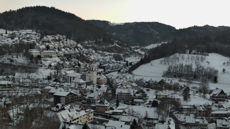 Dieses Bild zeigt eine Webcam-Aufnahme von Ottenhöfen, aufgenommen am Montag, den 05.01.2026 um 16:50 Uhr