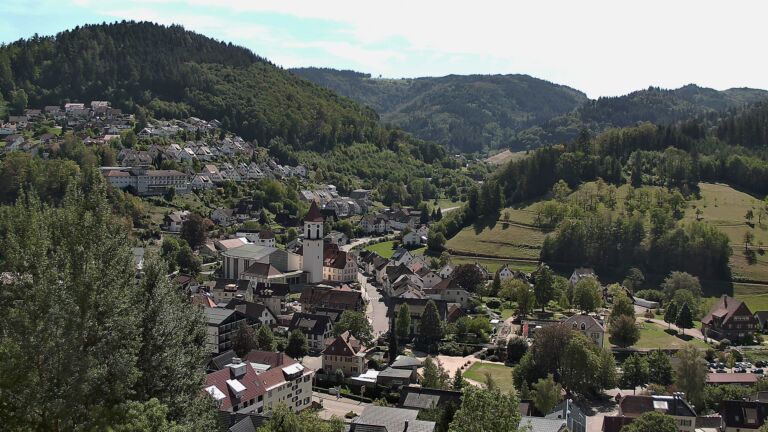 Dieses Bild zeigt eine Webcam-Aufnahme von Ottenhöfen, aufgenommen am Sonntag, den 06.09.2026 um 13:20 Uhr