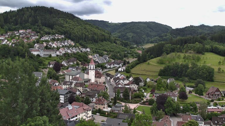 Dieses Bild zeigt eine Webcam-Aufnahme von Ottenhöfen, aufgenommen am Donnerstag, den 04.06.2026 um 12:10 Uhr