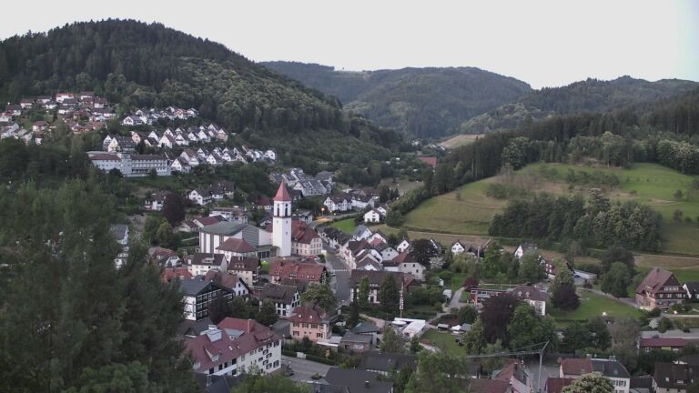 Dieses Bild zeigt eine Webcam-Aufnahme von Ottenhöfen, aufgenommen am Freitag, den 19.06.2026 um 05:00 Uhr