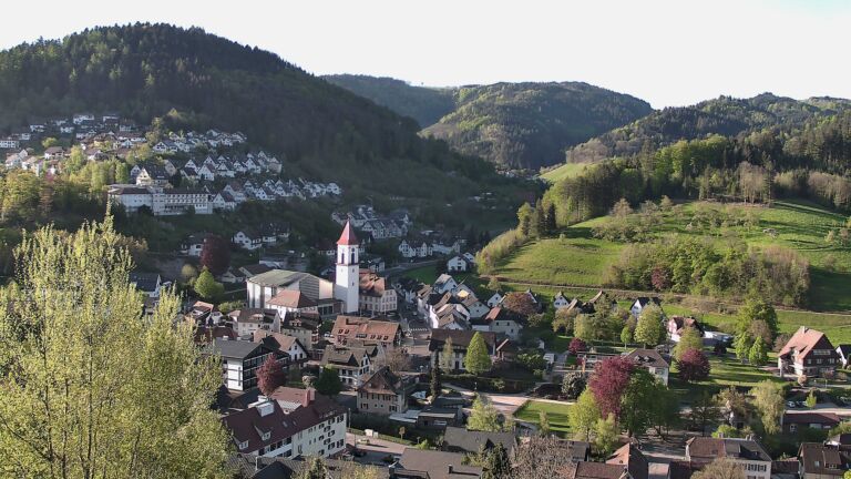Dieses Bild zeigt eine Webcam-Aufnahme von Ottenhöfen, aufgenommen am Freitag, den 24.04.2026 um 08:00 Uhr