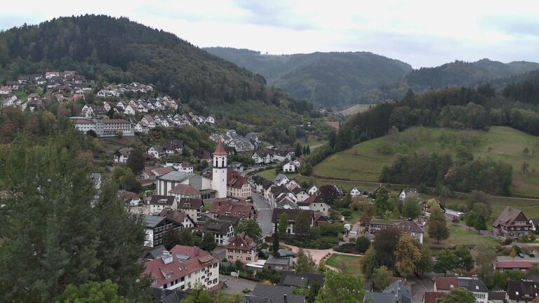 Dieses Bild zeigt eine Webcam-Aufnahme von Ottenhöfen, aufgenommen am Sonntag, den 04.10.2026 um 18:20 Uhr