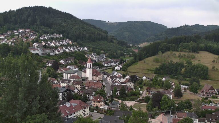 Dieses Bild zeigt eine Webcam-Aufnahme von Ottenhöfen, aufgenommen am Samstag, den 18.07.2026 um 13:50 Uhr