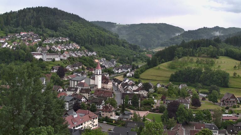 Dieses Bild zeigt eine Webcam-Aufnahme von Ottenhöfen, aufgenommen am Sonntag, den 31.05.2026 um 17:20 Uhr