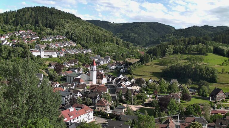 Dieses Bild zeigt eine Webcam-Aufnahme von Ottenhöfen, aufgenommen am Sonntag, den 14.06.2026 um 18:30 Uhr