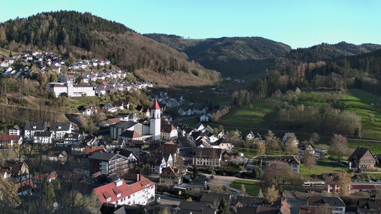 Dieses Bild zeigt eine Webcam-Aufnahme von Ottenhöfen, aufgenommen am Dienstag, den 07.04.2026 um 19:00 Uhr