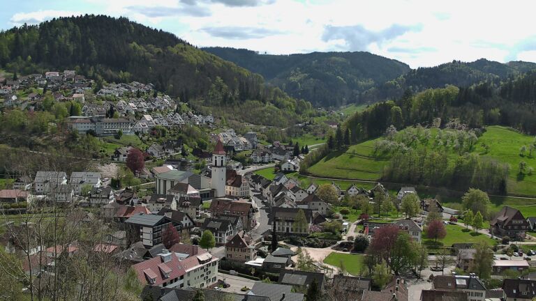 Dieses Bild zeigt eine Webcam-Aufnahme von Ottenhöfen, aufgenommen am Freitag, den 17.04.2026 um 14:10 Uhr