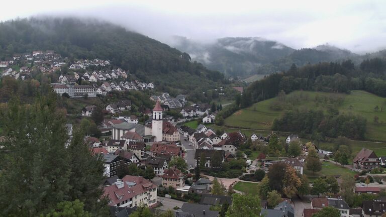 Dieses Bild zeigt eine Webcam-Aufnahme von Ottenhöfen, aufgenommen am Sonntag, den 18.10.2026 um 18:00 Uhr