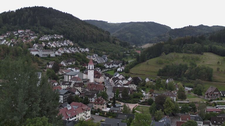 Dieses Bild zeigt eine Webcam-Aufnahme von Ottenhöfen, aufgenommen am Sonntag, den 13.09.2026 um 18:50 Uhr