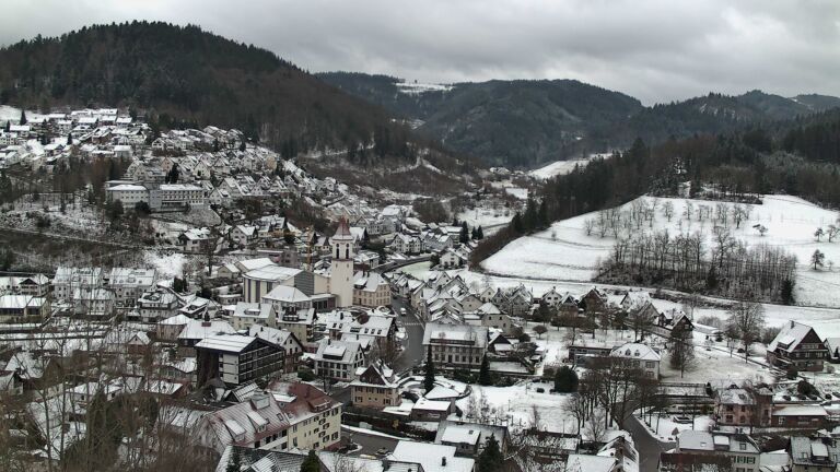 Dieses Bild zeigt eine Webcam-Aufnahme von Ottenhöfen, aufgenommen am Freitag, den 02.01.2026 um 13:40 Uhr