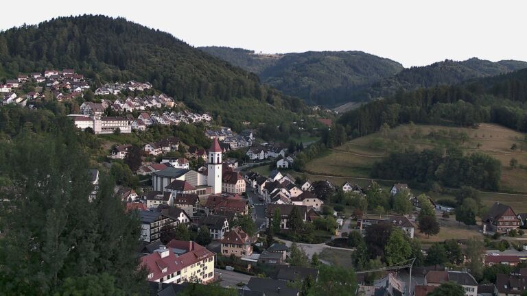 Dieses Bild zeigt eine Webcam-Aufnahme von Ottenhöfen, aufgenommen am Samstag, den 01.08.2026 um 19:30 Uhr