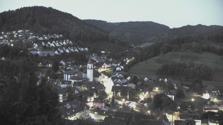 Dieses Bild zeigt eine Webcam-Aufnahme von Ottenhöfen, aufgenommen am Freitag, den 19.06.2026 um 04:30 Uhr