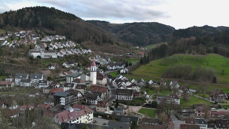 Dieses Bild zeigt eine Webcam-Aufnahme von Ottenhöfen, aufgenommen am Samstag, den 04.04.2026 um 19:20 Uhr